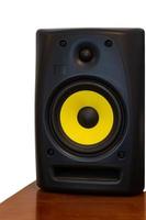Hochwertiger Lautsprecher auf Holzregal für HiFi-Soundsystem und Aufnahmestudio