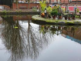 atmosphärische Szene von Baumreflexionen im restaurierten viktorianischen Kanalsystem in Castlefield Manchester foto
