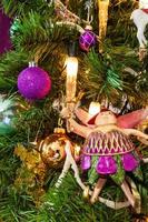 Weihnachtsbaum verziert in einer lila Thema Nahaufnahme foto