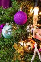 Weihnachtsbaum verziert in einer lila Thema Nahaufnahme foto