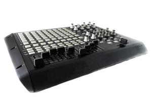 Studio-Controller-Schreibtisch für die Produktion elektronischer Musik und das Mischen von Musik auf weißem Hintergrund