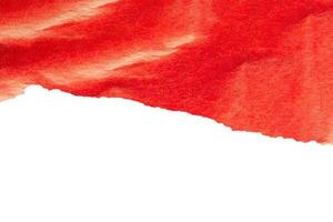 rote zerrissene Papierstreifen mit zerrissenen Kanten isoliert auf weißem Hintergrund foto