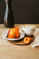 Süss schön Kunst Aprikose Dessert im ein Cafe mit ein Tasse von Kaffee foto