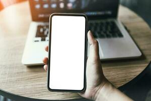 Damen Hände halten Zelle Telefon leer Kopieren Raum Bildschirm. Smartphone mit leer Weiß Bildschirm isoliert auf Weiß Hintergrund . Clever Telefon mit Technologie Konzept foto