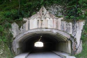 Tunnel unter dem Berg