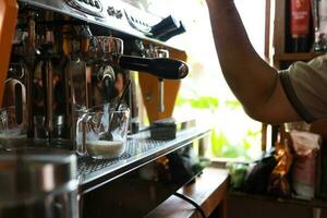 Kaffee Maschine im Cafe selektiv Fokus bereiten Herstellung heiß Kaffee Espresso mit Fachmann Kaffee Maschine foto