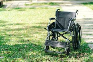 Rollstuhl im das Park mit Kopieren Raum foto