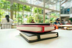 Buch im Bibliothek Bildung Lernen Konzept foto