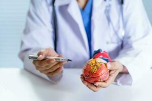 Arzt konsultieren geduldig auf Laptop mit anatomisch Modell- von Mensch Herz Kardiologe unterstützt das Herz online Arzt Termin.. foto