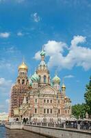 st. petersburg, russland - 20. august 2022 griboyedov-kanal und kirche des erlösers auf vergossenem blut foto