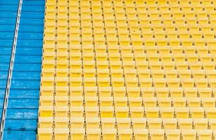 leeren Gelb Sitze beim Stadion, Reihen Gehweg von Sitz auf ein Fußball Stadion foto