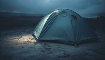 Nachtzeit Camping im ein Kuppel Zelt auf ein nebelig Berg generiert durch ai foto