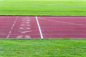 Laufen Spur und Grün Gras, direkt Leichtathletik Laufen Spur beim Sport Stadion foto