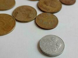 viele uralt Münzen isoliert von Indonesien. Rupiah Währung foto
