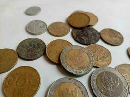 viele uralt Münzen isoliert von Indonesien. Rupiah Währung foto