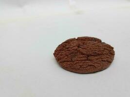 Schokolade Chip Kekse mit Haselnüsse, isoliert auf Weiß Hintergrund foto