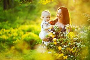 jung Mutter mit ihr Baby foto