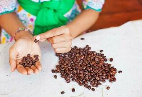 Nahansicht Foto von Frau wählen das Kaffee Bohnen von das Beste Qualität