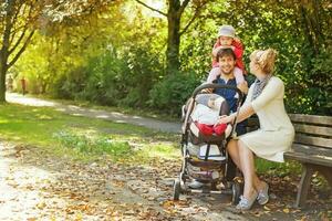 Familie im ein Park foto