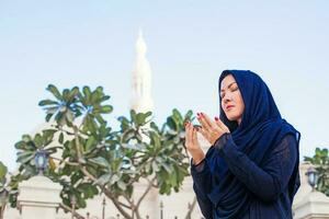 jung Frau tragen Hijab beten foto