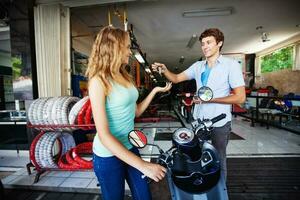 Frau Kauf ein Motorrad foto