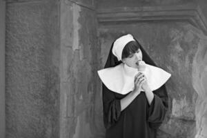 Nonne heimlich Essen Eis Sahne foto