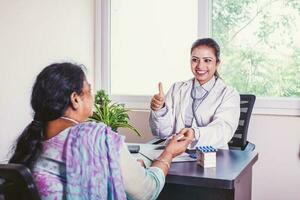 Alten Frau bekommen medizinisch Behandlung von indisch Arzt foto