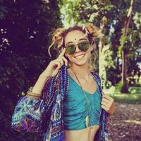 stilvoll Hippie Mädchen im das Wald foto