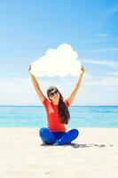 Wolke Lager Konzept. Frau halten Papier Wolke Symbol auf das Strand foto