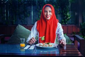 Muslim Frau genießen ihr Essen nach Sonnenuntergang im Ramadan foto