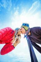 Paar küssen im Winter Tag gekleidet im Wolle Hüte foto