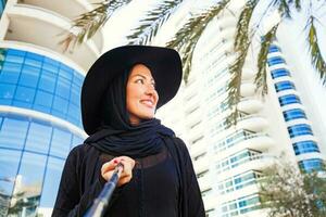 jung kaukasisch Frau tragen Hijab nehmen ein Bild mit Selfie Stock foto