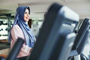 Muslim Frau auf das Fitnessstudio foto