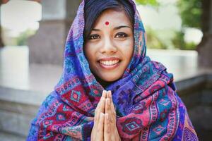 schön Nepalese Frau Sprichwort und durchführen namaste Geste foto