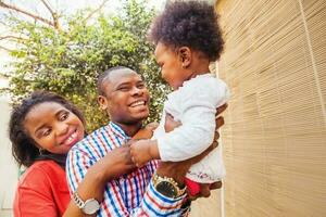 bezaubernd afrikanisch Familie beim Balkon foto