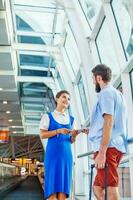 schöne junge Flugbegleiterin am Flughafen. foto