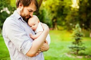 kaukasisch Papa mit seine Baby foto