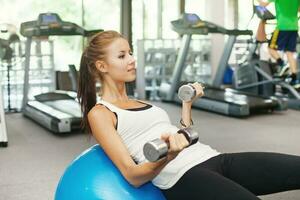 Frau im Fitnessstudio foto