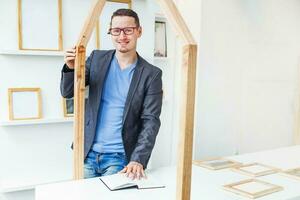 männlich Architekt Arbeiten auf ein Haus Modell- foto
