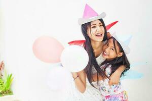 zwei asiatische Mädchen auf einer Geburtstagsfeier foto