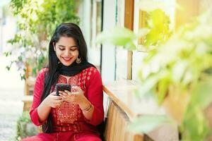 schön indisch Frau auf das Telefon foto