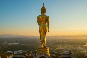 das ikonisch Stehen Buddha auf wat phra Das khao Nein ich einer von das die meisten Tourist Attraktion setzt im nan Provinz von Nord Thailand während das Sonnenaufgang. foto