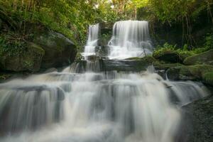 das schön Landschaft von mun daeng Wasserfälle im phu hin rong kl National Park von Thailand. foto