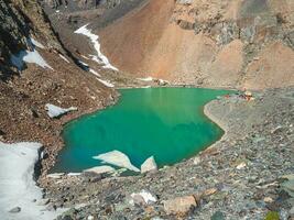 Camping in der Nähe von ein Gletscher Berg See, entfernt Sicht. Bergsteigen Lager beim das Blau See. Aktru Berg Bereich, Altai. foto