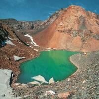 hell alpin Landschaft mit Berg See im Hochland Senke im Sonnenlicht. Bergsteigen Lager beim das Blau See. Aktru. foto