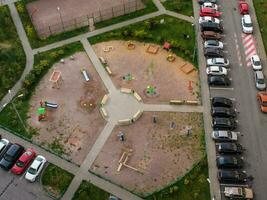 Hof Bereich, Parkplatz im das Hof, runden ein Kinder- Spielplatz. Antenne Sicht. foto