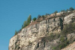 ein Haus auf ein Cliff. einsam Haus auf ein Felsen im das Kaukasus Berge. hoch Berg Stadt auf das Felsen. foto