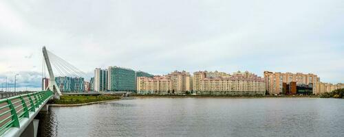 Panorama- Aussicht von Brücke ist genannt nach Achmad Kadyrow, Sankt Petersburg. Russland. foto