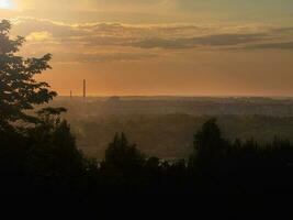 Abend Sonnenuntergang mit Ansichten von das Stadt im das Entfernung von das Luft foto