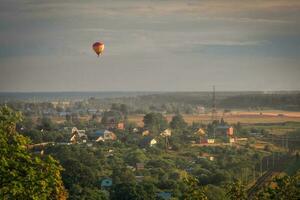 Ballon Flüge im das Abend foto